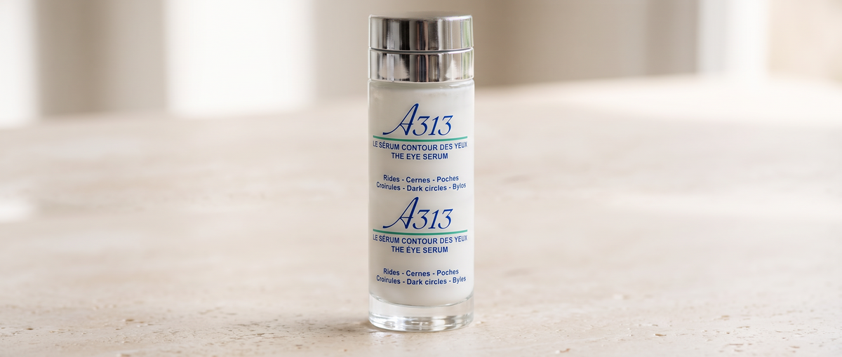 Nahaufnahme von Verschluss und Etikett des A313 Eye Serum in weichem Tageslicht vor einem hellen, breiten Hintergrund